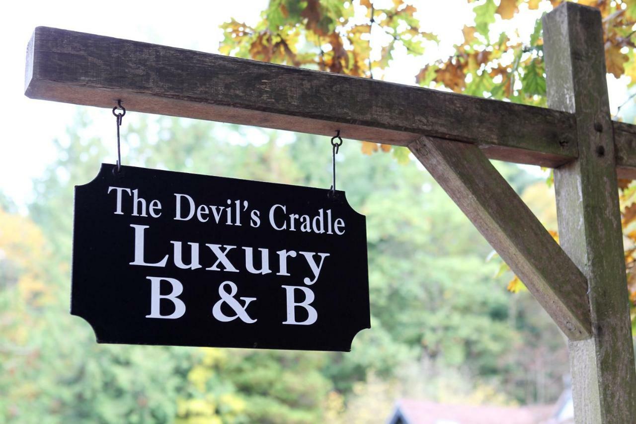 Отель The Devils Cradle Фарнем Экстерьер фото